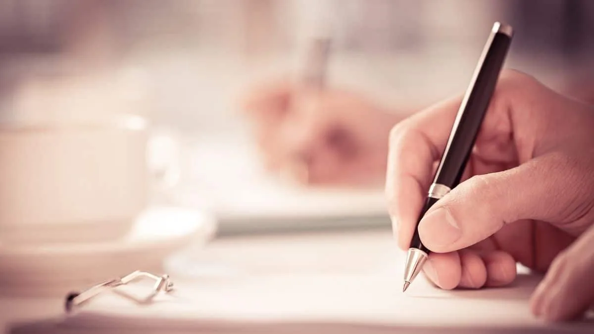 Reviewing your employment contract: probation period, notice periods, and the 13th-month salary.